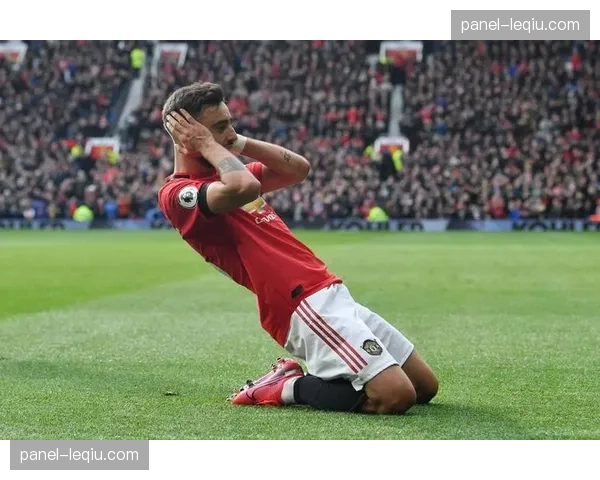 战报：布伦特福德2-2逼平曼联，蜜蜂军团两次利用边路定位球得分。