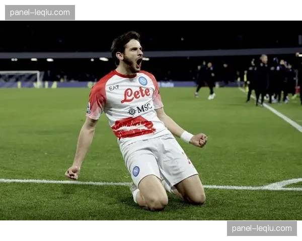 克瓦拉茨赫利亚安慰萨拉赫走向中圈，欧冠赛场温情一幕引热议